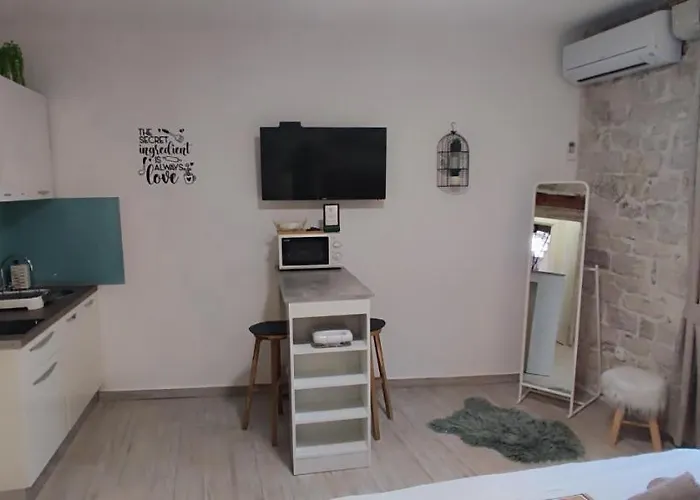 Apartman Kadena - 18th Century Stone House *