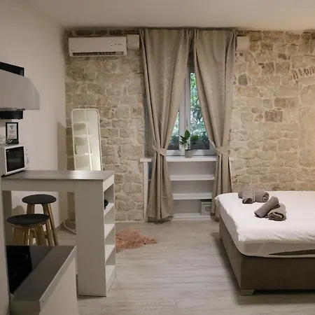 Апартаменти Kadena - 18th Century Stone House