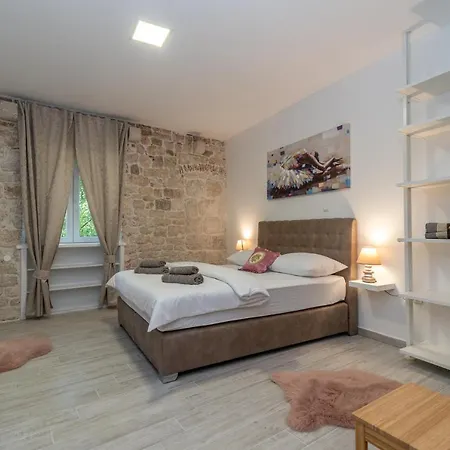 Kadena - 18th Century Stone House Трогір